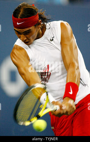 Der Spanier Rafael Nadal, erste Saatgut, gibt den Ball zu Mardy Fish der USA während ihrer Viertelfinale Spiel bei US Open Tennis Championship am US National Tennis Center am 3. September 2008 in Flushing Meadows, New York. (UPI Foto/Monika Graff) Stockfoto