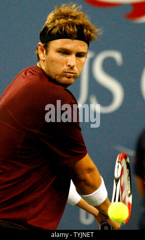 Mardy Fish der USA liefert den Ball an den spanischen Rafael Nadal, erste Saat, die während ihrer Viertelfinale Spiel bei den US Open Tennis Championship am US National Tennis Center am 3. September 2008 in Flushing Meadows, New York. (UPI Foto/Monika Graff) Stockfoto