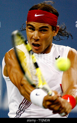 Der Spanier Rafael Nadal, erste Saatgut, gibt den Ball zu Mardy Fish der USA während ihrer Viertelfinale Spiel bei US Open Tennis Championship am US National Tennis Center am 3. September 2008 in Flushing Meadows, New York. (UPI Foto/Monika Graff) Stockfoto