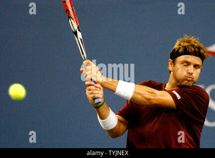 Mardy Fish der USA liefert den Ball an den spanischen Rafael Nadal, erste Saat, die während ihrer Viertelfinale Spiel bei den US Open Tennis Championship am US National Tennis Center am 3. September 2008 in Flushing Meadows, New York. (UPI Foto/Monika Graff) Stockfoto