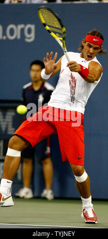 Der Spanier Rafael Nadal, erste Saatgut, gibt den Ball zu Mardy Fish der USA während ihrer Viertelfinale Spiel bei US Open Tennis Championship am US National Tennis Center am 3. September 2008 in Flushing Meadows, New York. (UPI Foto/Monika Graff) Stockfoto