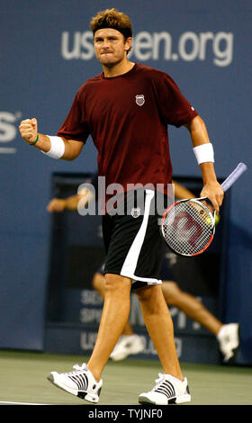 Mardy Fish der USA reagiert, als er den ersten Satz gewinnt gegen Spaniens Rafael Nadal, erste Saat, die während ihrer Viertelfinale Spiel bei US Open Tennis Championship am US National Tennis Center am 3. September 2008 in Flushing Meadows, New York. (UPI Foto/Monika Graff) Stockfoto