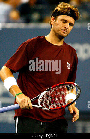 Mardy Fish der USA reagiert nach dem Verlust von einem Punkt Spaniens Rafael Nadal, erste Saat, die während ihrer Viertelfinale Spiel bei den US Open Tennis Championship am US National Tennis Center am 3. September 2008 in Flushing Meadows, New York. (UPI Foto/Monika Graff) Stockfoto