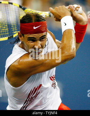 Der Spanier Rafael Nadal, erste Saatgut, gibt den Ball zu Mardy Fish der USA in den zweiten Satz während ihrer Viertelfinale Spiel bei den US Open Tennis Championship am US National Tennis Center am 3. September 2008 in Flushing Meadows, New York. (UPI Foto/Monika Graff) Stockfoto