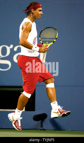 Der Spanier Rafael Nadal, erste Samen, reagiert, nachdem er ein Spiel gegen Mardy Fish der USA in der Dritten während Ihrer viertelfinalegleichen am US Open Tennis Championship am US National Tennis Center am September 3, 2008 in Flushing Meadows, New York. (UPI Foto/Monika Graff) Stockfoto