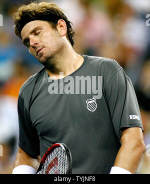 Mardy Fish der USA reagiert, nachdem er ein Spiel für die Spanischen Rafael Nadal, erste Samen, in der Dritten während ihrer Viertelfinalegleichen bei US Open Tennis Championship am US National Tennis Center am September 3, 2008 in Flushing Meadows, New York. (UPI Foto/Monika Graff) Stockfoto