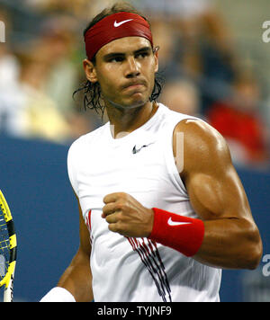 Der Spanier Rafael Nadal, erste Samen, reagiert, wie er ein Spiel gegen Mardy Fish der USA in der zweiten gewinnt während ihrer Viertelfinale Spiel bei den US Open Tennis Championship am US National Tennis Center am September 3, 2008 in Flushing Meadows, New York. (UPI Foto/Monika Graff) Stockfoto