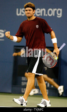 Mardy Fish der USA reagiert, als er den ersten Satz gewinnt gegen Spaniens Rafael Nadal, erste Saat, die während ihrer Viertelfinale Spiel bei den US Open Tennis Championship am US National Tennis Center am 3. September 2008 in Flushing Meadows, New York. (UPI Foto/Monika Graff) Stockfoto