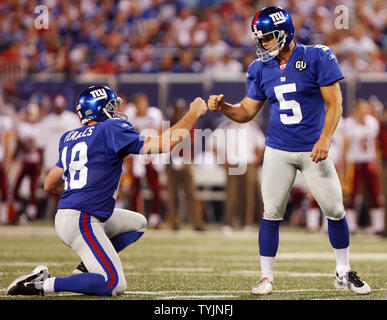 New York Giants John Carney und Jeff Feagles bump Fäuste nach einem ersten Quartal Feld Ziel gegen die Washington Redskins im Giants Stadium in East Rutherford, New Jersey am 4. September 2008. Die Riesen besiegt die Redskins 16-7. (UPI Foto/John angelillo). Stockfoto