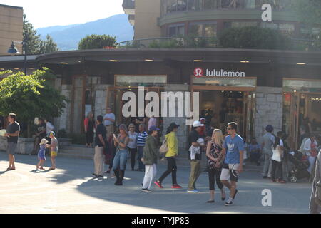 16. Juni 2018, Whistler Kanada: Redaktionelle Fotografie von Menschen in Whistler Village. Whistler Village ist ein Feriendorf mit gutem Essen und Hotels.. Stockfoto