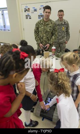 NEWPORT NEWS, Virginia (Nov. 11, 2016) Petty Officer 2nd class Kyle Jones, die der Beseitigung von Explosivstoffen Mobile Einheit (EODMU) 2, zeigt den Studierenden die PackBot Transportable EOD-Roboter während eines Veterans Day Community Relations Event in St. Andrews Episcopal School. EODMU2 liefert glaubwürdige, combat ready EOD Kräfte in der Lage, überall und jederzeit bereitstellen zur Unterstützung der nationalen Interessen. Stockfoto