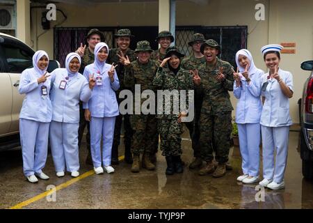 Provinz Sabah, Malaysia (11. November 2016) - U.S. Navy, Malaysischen Streitkräften und lokalen Malaysischen medizinische Fachleute posieren für ein Foto nach einem medizinischen zivilen Angelegenheiten während der Übung Tiger Streik 2016 Provinz in Sabah, Malaysia, Nov.11 Projekt. Während des Projekts werden die lokalen malaysischen Krankenschwestern gab die Marine Personal einen Rundgang durch die Klinik und ihre täglichen Abläufe besprochen. Die marine Personal sind mit der Bekämpfung der Logistik Bataillon 11, 11 Marine Expeditionary Unit. Die 11 MEU, Teil der Makin Island Amphibious Ready-Gruppe, die in den USA 7 Flotte Bereich für Maßnahmen Stockfoto