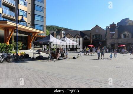 16. Juni 2018, Whistler Kanada: Redaktionelle Fotografie von Menschen in Whistler Village. Whistler Village ist ein Feriendorf mit gutem Essen und Hotels.. Stockfoto