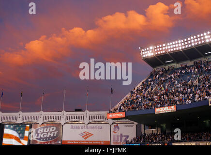 Die Wolken hängen über Yankee Stadium vor der New York Yankees die Chicago White Sox in New York City am 17. September 2008 spielen. (UPI Foto/John angelillo) Stockfoto