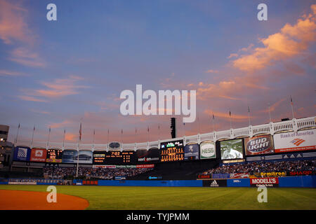 Die Wolken hängen über Yankee Stadium vor der New York Yankees die Chicago White Sox in New York City am 17. September 2008 spielen. (UPI Foto/John angelillo) Stockfoto