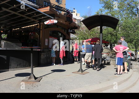 16. Juni 2018, Whistler Kanada: Redaktionelle Fotografie von Menschen in Whistler Village. Whistler Village ist ein Feriendorf mit gutem Essen und Hotels.. Stockfoto