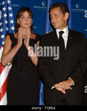 Der französische Präsident Nicolas Sarkozy und seine Frau Carla Bruni Sänger nehmen an der Appell des Gewissens Foundation Gala in New York, wo er mit dem World Statesman Award 2008 Am 23. September 2008 geehrt wurde. (UPI Foto/Ezio Petersen) Stockfoto