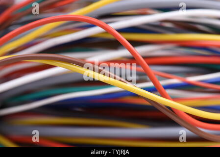 Bunte elektrische Kabel in der Telekommunikations- und elektrischen Netzwerk verwendet wird Stockfoto