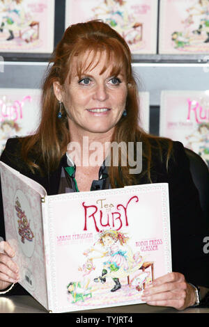 Sarah Ferguson, Herzogin von York, Zeichen Kopien von Ihrem neuen Buch "Tee für Ruby' an den Grenzen Bücher in New York am 30. September 2008. (UPI Foto/Laura Cavanaugh) Stockfoto