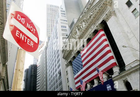 Ein Zeichen ist gegenüber der New York Stock Exchange, wo der Dow einen Datensatz 777 Punkte, die am 30. September 2008 in New York City ging. Kongress stimmten gegen das Bestehen der $ 700 Mrd. Financial Market bailout Bill als Präsident George W. Bush den Gesetzgeber auf, bis mit Plan, der beide Seiten zustimmen können. (UPI Foto/Monika Graff) Stockfoto