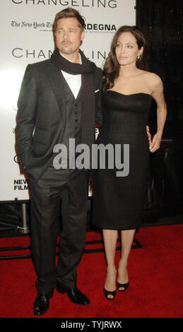 Schauspielerin Angelina Jolie und Schauspieler Brad Pitt kommen für das New York Film Festival Premiere der neuen Jolie's Film "Changeling" am 4. Oktober 2008. (UPI Foto/Ezio Petersen) Stockfoto