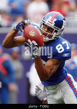 New York Giants Domenik Hixon hält den Ball nach einem Fang im ersten Viertel gegen die Seattle Seahawks im Giants Stadium in East Rutherford, New Jersey am 5. Oktober 2008. (UPI Foto/John angelillo) Stockfoto