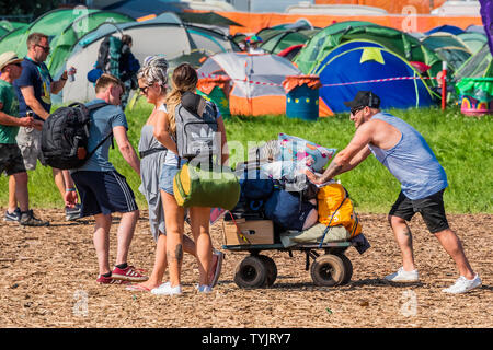 Pilton, Somerset, UK. 26. Juni 2019. Anreise erhalten Ihre Lager und für Plätze zum Camp - Die 2019 Glastonbury Festival, würdig Bauernhof suchen. Glastonbury, 26. Juni 2019 Credit: Guy Bell/Alamy leben Nachrichten Stockfoto