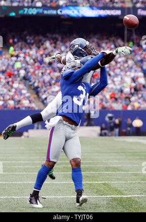 New York Giants Aaron Ross (31) Bricht ein Pass in die Endzone für Seattle Seahawks Deion Branch im ersten Quartal soll im Giants Stadium in East Rutherford, New Jersey am 5. Oktober 2008. (UPI Foto/John angelillo) Stockfoto