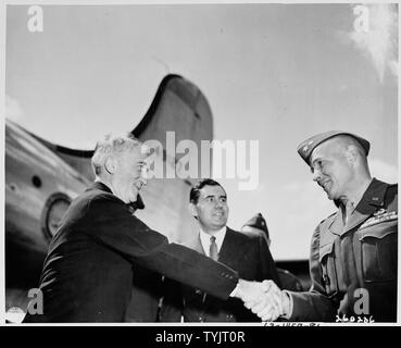 Außenminister James Byrnes (links) wird von Generalmajor Floyd L. Parks, Kommandierender General, US Berlin begrüßt, als er auf dem Flughafen Gatow in Berlin kommt, in Deutschland für die Potsdamer Konferenz. Andrei Gromyko, sowjetischer Botschafter in den Vereinigten Staaten (Mitte) an schaut. Stockfoto