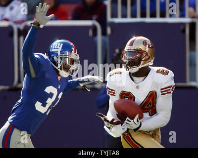 San Francisco 49ers Josh Morgan (84) fängt einen Touchdown Pass über New York Giants Aaron Ross im zweiten Quartal im Giants Stadium in East Rutherford, New Jersey am 19. Oktober 2008. (UPI Foto/John angelillo) Stockfoto
