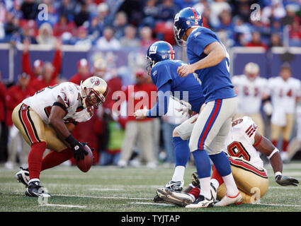New York Giants John Carney (5) und Jeff Feagles watch San Francisco 49ers Nate Clements nimmt den Ball nach einem gesperrten Bereich Ziel und für einen 74 Yard Touchdown im vierten Quartal im Giants Stadium in East Rutherford, New Jersey am 19. Oktober 2008. Die Riesen besiegten die 49ers 29-17. (UPI Foto/John angelillo) Stockfoto