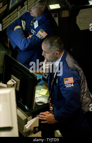 Der Handel erfolgt auf dem Boden der New York Stock Exchange am Ende des Tages nach Stocks stolperte nach einem großen Tropfen in den überseeischen Märkten, am 24. Oktober 2008 in New York City. (UPI Foto/Monika Graff) Stockfoto