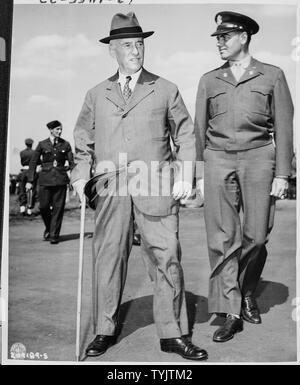 Kriegsminister Henry Stimson und Oberst W. H. Kyle (rechts) Ankunft am Flughafen Gatow in Berlin, Deutschland der Potsdamer Konferenz zu besuchen. Stockfoto