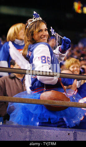 Riesen Fans angezogen für Halloween watch die Dallas Cowboys spielen die New York Giants im Giants Stadium in East Rutherford, New Jersey am 2. November 2008. Die Riesen besiegt die Cowboys 35-14. (UPI Foto/John angelillo) Stockfoto