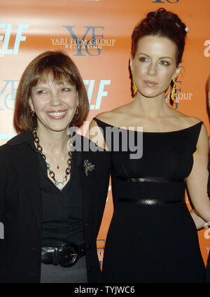 Schauspielerin Kate Beckinsale grüßt Journalistin Judith Miller (L) auf die der Film bei der Premiere des neuen Film "Nichts als die Wahrheit" im Kino 2 in New York City am 13. November 2008 basiert. (UPI Foto/Ezio Petersen) Stockfoto