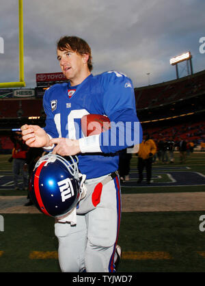New York Giants Eli Manning Wanderungen aus dem Feld nach dem Spiel gegen die Baltimore Ravens im Giants Stadium in East Rutherford, New Jersey am 16. November 2008. Die Riesen besiegte die Ravens 30-10 (UPI Foto/John angelillo) Stockfoto
