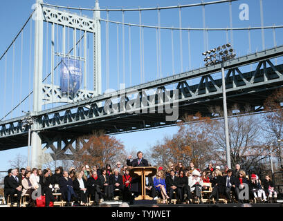 Robert Kennedy jr., Sohn von Senator Robert F. Kennedy, spricht vom Podium während der Zeremonie, in der die Triboro Bridge, Hintergrund, nachdem sein Vater am 19. November 2008 in New York City umbenannt wird. Die Brücke verbindet drei der Bezirke der Stadt und wurde im Jahr 1936 abgeschlossen. (UPI Foto/Monika Graff) Stockfoto