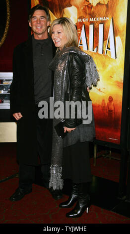 Olivia Newton John und Ehemann kommen für die Premiere von "Australia" am Ziegfeld Theater in New York am 24. November 2008. (UPI Foto/Laura Cavanaugh) Stockfoto