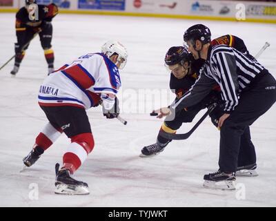 Alaska Aces vorwärts Ben See Gesichter weg mit Indianapolis Kraftstoff vorwärts Anthony Beauregard, November 12, 2016, an der Sullivan Arena in Anchorage, Alaska. Das Alaska Aces ECHL Hockey Team bewirtet der Indianapolis Kraftstoff während der militärischen Anerkennung spiele Nov. 9, 11 und 12 an der Sullivan Arena. Stockfoto