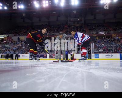 Luftwaffe Generalleutnant Kenneth Wilsbach, Alaskan Befehl Commander, Tropfen feierlich den Puck, November 12, 2016, an der Sullivan Arena in Anchorage, Alaska. Das Alaska Aces ECHL Hockey Team bewirtet der Indianapolis Kraftstoff während der militärischen Anerkennung spiele Nov. 9, 11 und 12 an der Sullivan Arena. Stockfoto