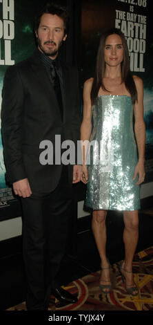 Schauspieler Keanu Reeves und Jennifer Connelly kommen für die New Yorker Premiere der Film "Der Tag, an dem die Erde stillstand" im AMC Loews Lincoln Square Theater in New York am 9. Dezember 2008. (UPI Foto/Ezio Petersen) Stockfoto