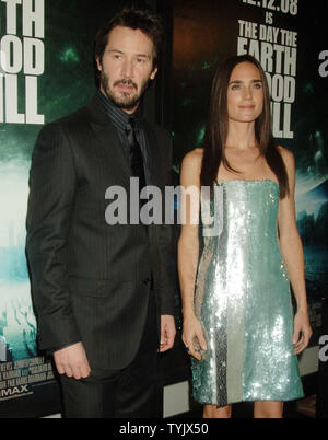 Schauspieler Keanu Reeves und Jennifer Connelly kommen für die New Yorker Premiere der Film "Der Tag, an dem die Erde stillstand" im AMC Loews Lincoln Square Theater in New York am 9. Dezember 2008. (UPI Foto/Ezio Petersen) Stockfoto
