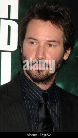 Schauspieler Keanu Reeves kommt für die New Yorker Premiere der Film "Der Tag, an dem die Erde stillstand" im AMC Loews Lincoln Square Theater in New York am 9. Dezember 2008. (UPI Foto/Ezio Petersen) Stockfoto