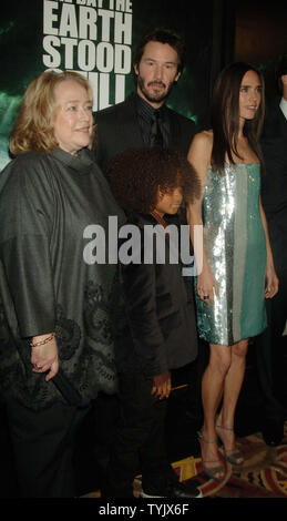 Akteure, Kathy Bates, Keanu Reeves, Jaden Smith, Jennifer Connelly (L, R) pose bei der New York Premiere von ihren neuen Film "der Tag, an dem die Erde stillstand" im AMC Loews Lincoln Square Theater in New York am 9. Dezember 2008. (UPI Foto/Ezio Petersen) Stockfoto