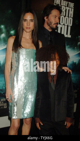 Schauspielerin Jennifer Connelly wirft mit Co-stars Jaden Smith (Sohn von Schauspieler Will Smith) und Keanu Reeves (L, R) An der New York Premiere von ihren neuen Film "der Tag, an dem die Erde stillstand" im AMC Loews Lincoln Square Theater in New York am 9. Dezember 2008. (UPI Foto/Ezio Petersen) Stockfoto