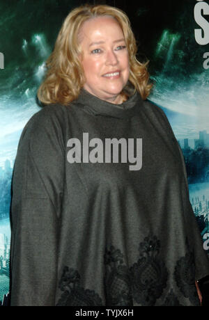 Schauspielerin Kathy Bates stellt auf der New York Premiere ihres neuen Film "Der Tag, an dem die Erde stillstand" im AMC Loews Lincoln Square Theater in New York am 9. Dezember 2008. (UPI Foto/Ezio Petersen) Stockfoto