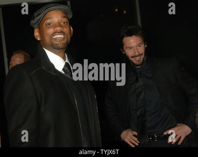 Schauspieler Keanu Reeves und Will Smith (L) teilen einen Moment, als sie beobachten, wie der Sohn Jaden selbst auf dem roten Teppich an der New York Premiere von Keanu und Jaden's neuen Film "Der Tag, an dem die Erde stillstand" im AMC Loews Lincoln Square Theater in New York am 9. Dezember 2008. (UPI Foto/Ezio Petersen) Stockfoto