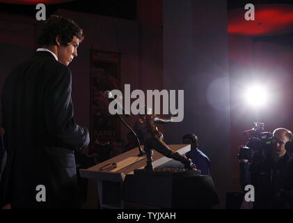 Sam Bradford von der Universität von Oklahoma spricht mit den Medien nach dem Gewinn der Heisman Trophy am Sports Museum of America in New York City am 13. Dezember 2008. (UPI Foto/John angelillo). Stockfoto