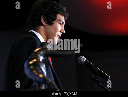 Sam Bradford von der Universität von Oklahoma spricht mit den Medien nach dem Gewinn der Heisman Trophy am Sports Museum of America in New York City am 13. Dezember 2008. (UPI Foto/John angelillo). Stockfoto