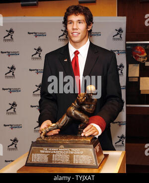 Sam Bradford von der Universität von Oklahoma steht mit der Heisman Trophy am Sports Museum of America in New York City am 13. Dezember 2008. (UPI Foto/John angelillo). Stockfoto